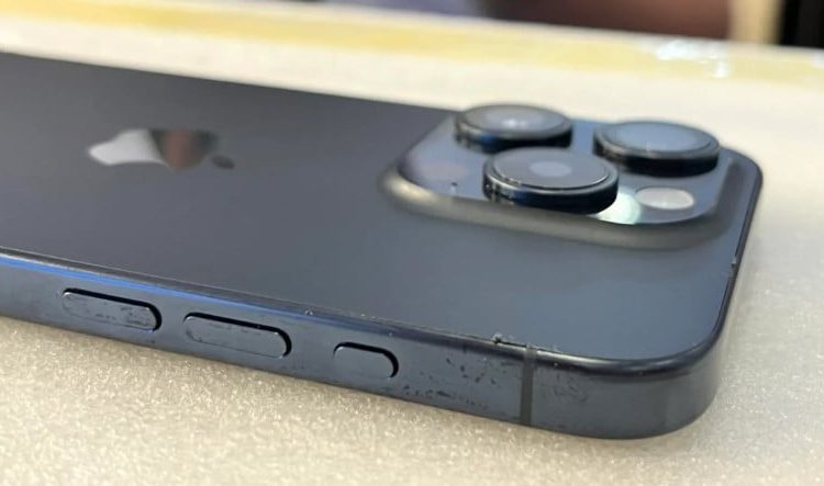 Strange Problem on iPhone 15 Pro: “The Phone Peels Like an Onion”
